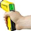 A hand holding a yellow and black infrared thermometer with a green digital display. Produktbild-Vorschau