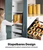 Collage aus klaren stapelbaren Lebensmittel-Aufbewahrungsbehältern mit Bambusdeckeln, gefüllt mit Pasta, Cerealien und Süßigkeiten, in einem Küchenschrank Produktbild-Vorschau