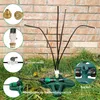 A garden sprinkler system with multiple spray nozzles is shown in a grassy area with a brick wall in the background. Several components are highlighted with callouts and German text. Produktbild-Vorschau