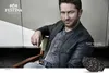 Gerard Butler sitting in a chair, wearing a Festina watch. Náhled obrázku produktu
