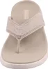 Auf dem Bild ist eine beige Sandale zu sehen die von der Seite betrachtet wird. Die Sandale hat ein schlichtes Design und einen flachen Absatz. Produktbild-Vorschau
