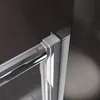 A close-up view of a shower door's corner fitting and handle. Voir les images du produit