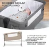 A baby sleeping in a crib, with a diagram showing the adjustable incline feature. Náhled obrázku produktu