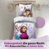 A child sleeping on a bed with Frozen themed bedding, and the characters Anna and Elsa are depicted on the duvet cover. Produktbild-Vorschau