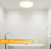 A modern bathroom with a bathtub and a ceiling light. Voir les images du produit
