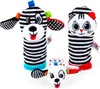 Set - kontrastierende Socken und eine Rassel an der Hand, Produktbild-Vorschau 1