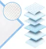 A diagram showing the layered structure of an animal hygiene pad, with a close-up view of the top layer. Podgląd zdjęcia produktu