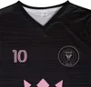 Close-up of a black soccer jersey with pink accents and a team logo. Produktbild-Vorschau