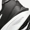 A close-up view of the heel and sole of a black Nike sneaker. Voir les images du produit