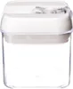 A clear studio shot of a square, clear plastic food storage container with a white lid and a transparent seal. Produktbild-Vorschau