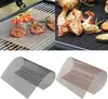 Collage, die schwarze und braune Grillmatten aus Netz zeigt, mit zwei oberen Tafeln, die sie beim Grillen von Fleisch und Garnelen zeigen Productafbeelding-voorbeeld