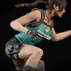 Close-up of a Lara Croft statue holding a gun. Anteprima dell’immagine prodotto