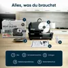 A meat slicer and its accessories are displayed on a kitchen counter, with a text overlay and numbered callouts. Produktbild-Vorschau