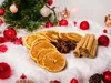 Christmas-themed arrangement with dried oranges, cinnamon sticks, star anise, and Christmas tree ornaments. Podgląd zdjęcia produktu