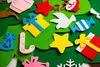 A close-up view of a felt Christmas tree with various felt ornaments attached. Voir les images du produit