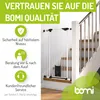 A white baby gate installed on a wooden staircase, with promotional text and icons on the left side. Produktbild-Vorschau