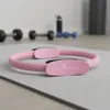 Pilates kruh s dvojitou rukojetí 36,5 cm trénink břišních Náhled obrázku produktu 2