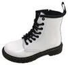 Stivali Dr. Martens Delaney in vernice bianca, taglia 29 Anteprima dell’immagine prodotto 3