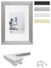 A framed picture with a bedroom scene inside, surrounded by color swatches of frame options and a close-up of the frame profile. Produktbild-Vorschau