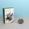 Verchromtes Knobelspiel „Cast Hashtag“ in Gitterform, neben der Produktverpackung mit grünem Design. Produktbild-Vorschau