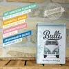 A tin box with a vintage Volkswagen Bulli van design is shown against a brick wall background. Text overlays describe the product's features. Produktbild-Vorschau