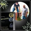 Two men are harvesting olives, with a can of olive oil in the foreground showing awards. Produktbild-Vorschau