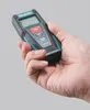 A hand holding a Makita laser distance measurer. Produktbild-Vorschau