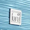 A close-up of a blue textured surface with a silver emblem. Voir les images du produit