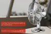 Der Unold TISCHVENTILATOR CHROME, ein 30 cm großer Chrom-Tischventilator, steht auf einer Holzoberfl Produktbild-Vorschau
