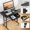 A black adjustable height computer desk with a computer, keyboard, mouse, and headphones on it. The desk has a drawer and wheels. Inset images highlight features like an iPad slot, adjustable height mechanism, drawer contents, and lockable wheels. Anteprima dell’immagine prodotto