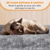 A cat is lying on a soft, gray surface, with text overlay describing the product's features. Produktbild-Vorschau