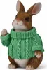 Deko Hase mit grünem Pullover – Sitzende Hasenfigur aus Produktbild-Vorschau 1