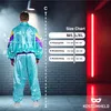 A person wearing a teal, purple, and yellow tracksuit stands with their back to the camera, next to a size chart. The background is a brick wall with dramatic lighting. Anteprima dell’immagine prodotto