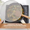 A splatter screen is placed over a frying pan containing vegetables on a stovetop. Produktbild-Vorschau