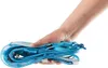 Hand hält zusammengefalteten blauen Petzl Altitude Gurt mit Metallverschluss Podgląd zdjęcia produktu
