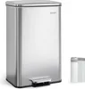A stainless steel kitchen trash can with a foot pedal is shown against a white background. Two rolls of trash bags are placed to the right of the trash can. Produktbild-Vorschau