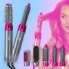 Graue und magentafarbene 5-in-1 Haarstylingbürste mit mehreren Aufsätzen, im Hintergrund eine Frau mit gestylten Haaren Voir les images du produit