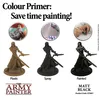 Three miniature figures are shown, one in brown plastic, one in black spray primer, and one painted black. The text explains the benefits of using a color primer for painting miniatures. Anteprima dell’immagine prodotto