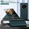 A marketing image showcasing a green leather phone case for a Huawei Magic V5, with the phone partially open and a stylus visible. Anteprima dell’immagine prodotto