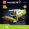A marketing image of a detailed model of a combine harvester. Anteprima dell’immagine prodotto