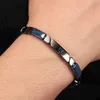 A close-up shot of a man's wrist wearing a bracelet. Voir les images du produit