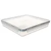 A clear, studio shot of a square plastic food storage container with a transparent lid and gray locking clips, presented on a white background. Voir les images du produit