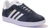 A close-up studio shot of a navy blue Adidas Gazelle sneaker with white accents. Produktbild-Vorschau