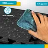 A hand is cleaning a black fitness mat with a blue cloth, showing water droplets on the mat. Náhled obrázku produktu