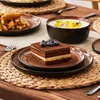Speiseteller und Dessertteller sind auf einem Holztisch gestapelt. Voir les images du produit