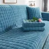 Petrolfarbener gesteppter Fleece-Sofabezug auf einem Sofa mit passenden Kissen, eine rosa Rose liegt auf gefalteten Bezügen Náhľad obrázku produktu