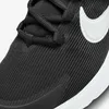A close-up view of the front of a black Nike sneaker with a white Nike swoosh logo. Voir les images du produit