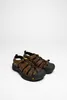A pair of brown KEEN sandals on a white background. Produktbild-Vorschau