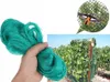 A hand holding a bundle of green netting, with inset images showing a bird caught in black netting and a vineyard covered in green netting. Produktbild-Vorschau