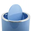 A close-up view of the top of a blue trash can with a silver rim and a blue lid. Voir les images du produit